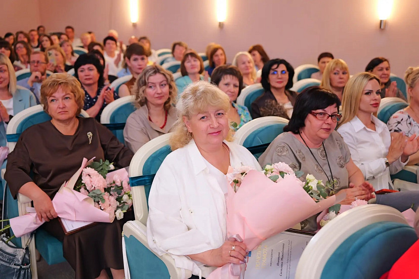 В Саратовской области наградили лучших сотрудников социальных служб